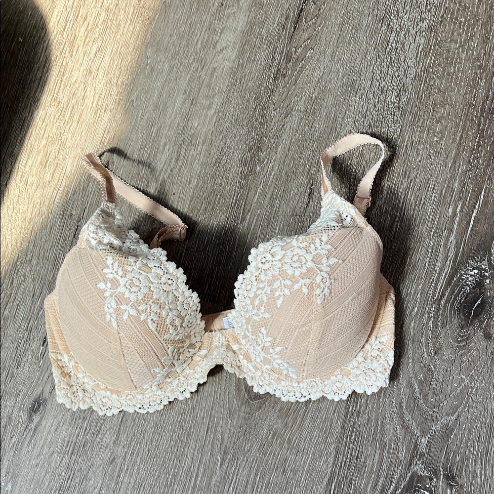 Elegant Lace-Trimmed Bra in Cream